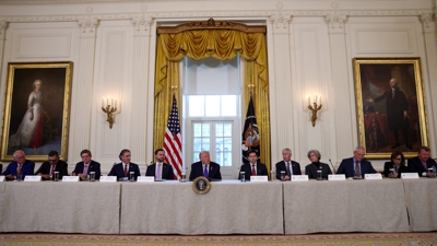 Reunión de Trump con executivos da industria petroleira na Casa Branca. REUTERS/Kevin Lamarque