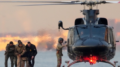 Axentes da DEA trasladan a Maduro en helicóptero. REUTERS/Adam Gray