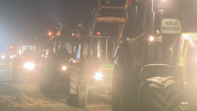 Os tractores despexan un dos carrís da A-52