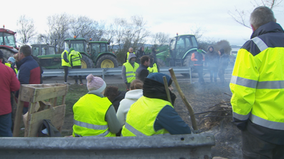 Gandeiros e agricultores manteñen o corte na A-52