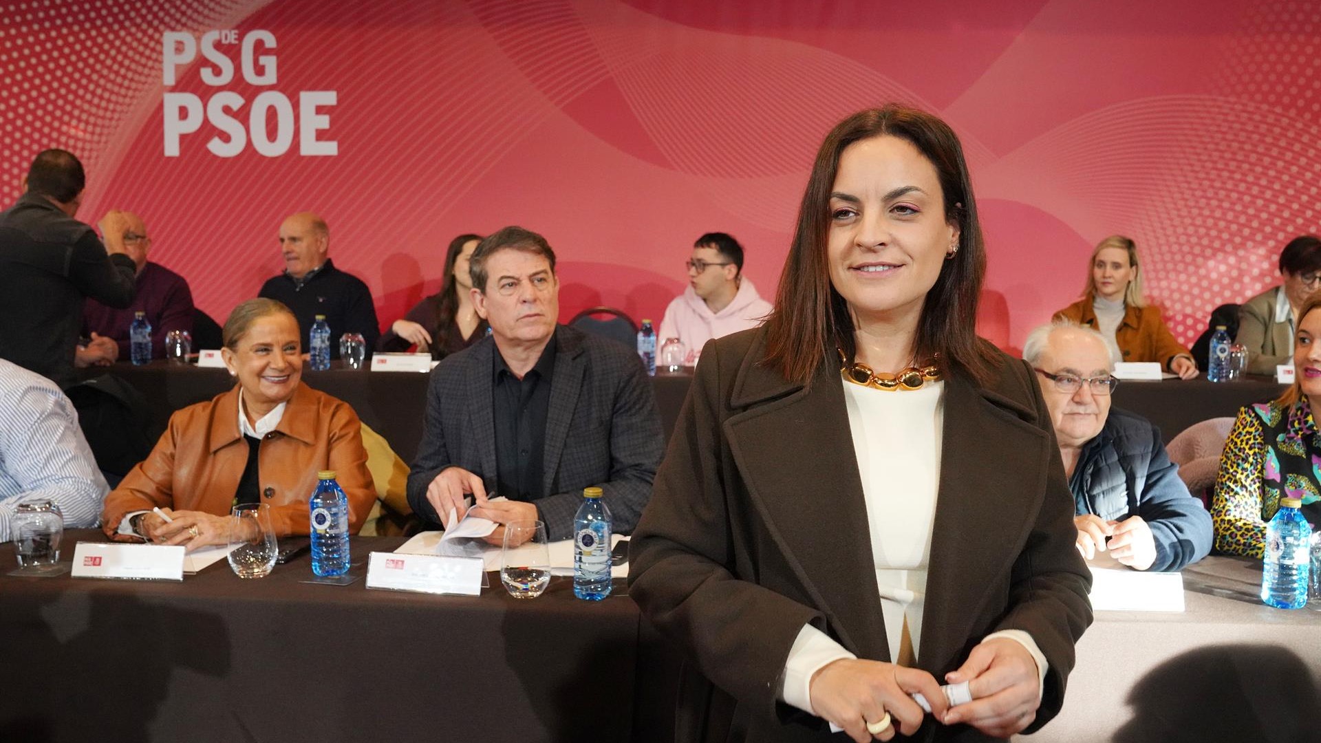Carmela López, de pé, durante a xuntanza do Comité Nacional do PSdeG presidida por Gómez Besteiro (Álvaro Ballesteros-Europa Press)