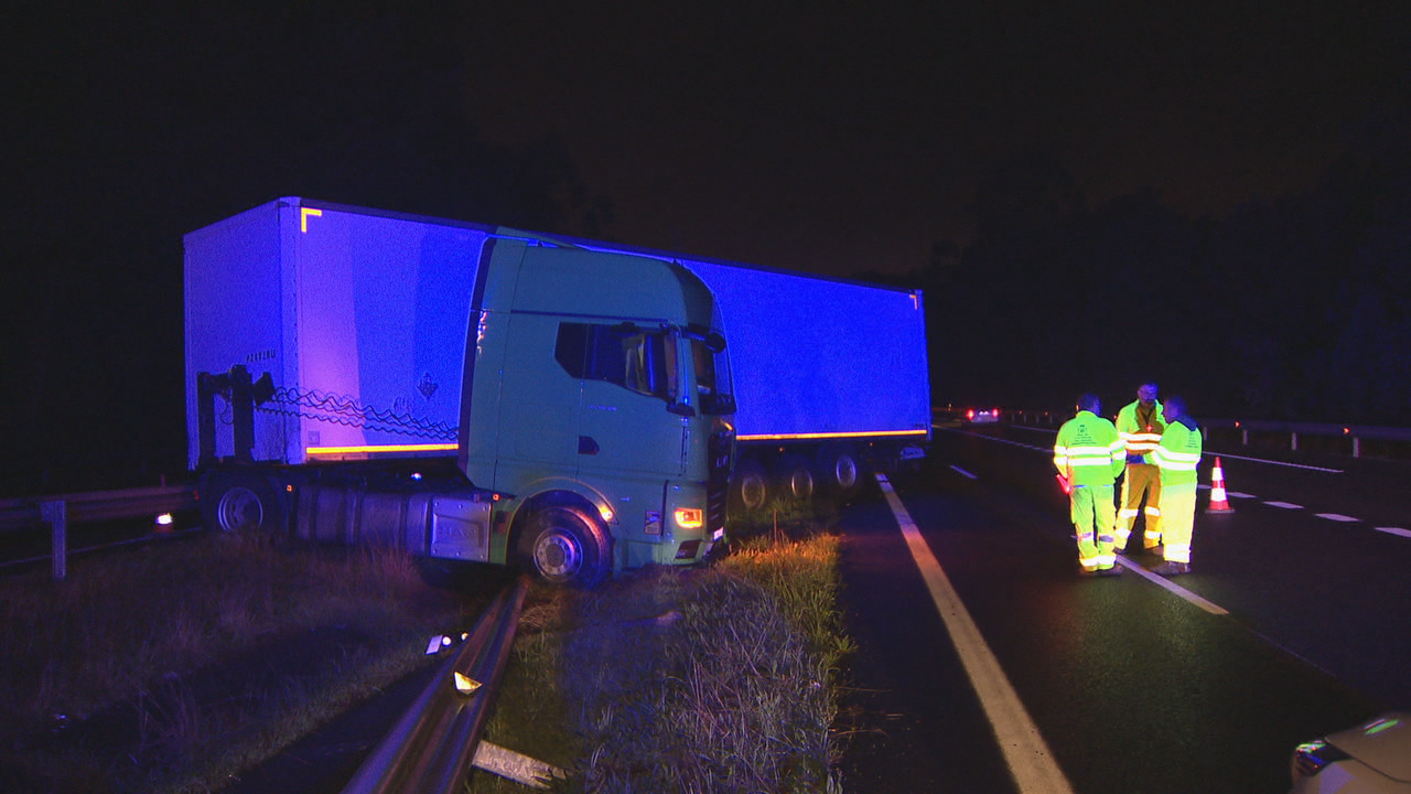 Imaxe do tráiler accidentado na A-52