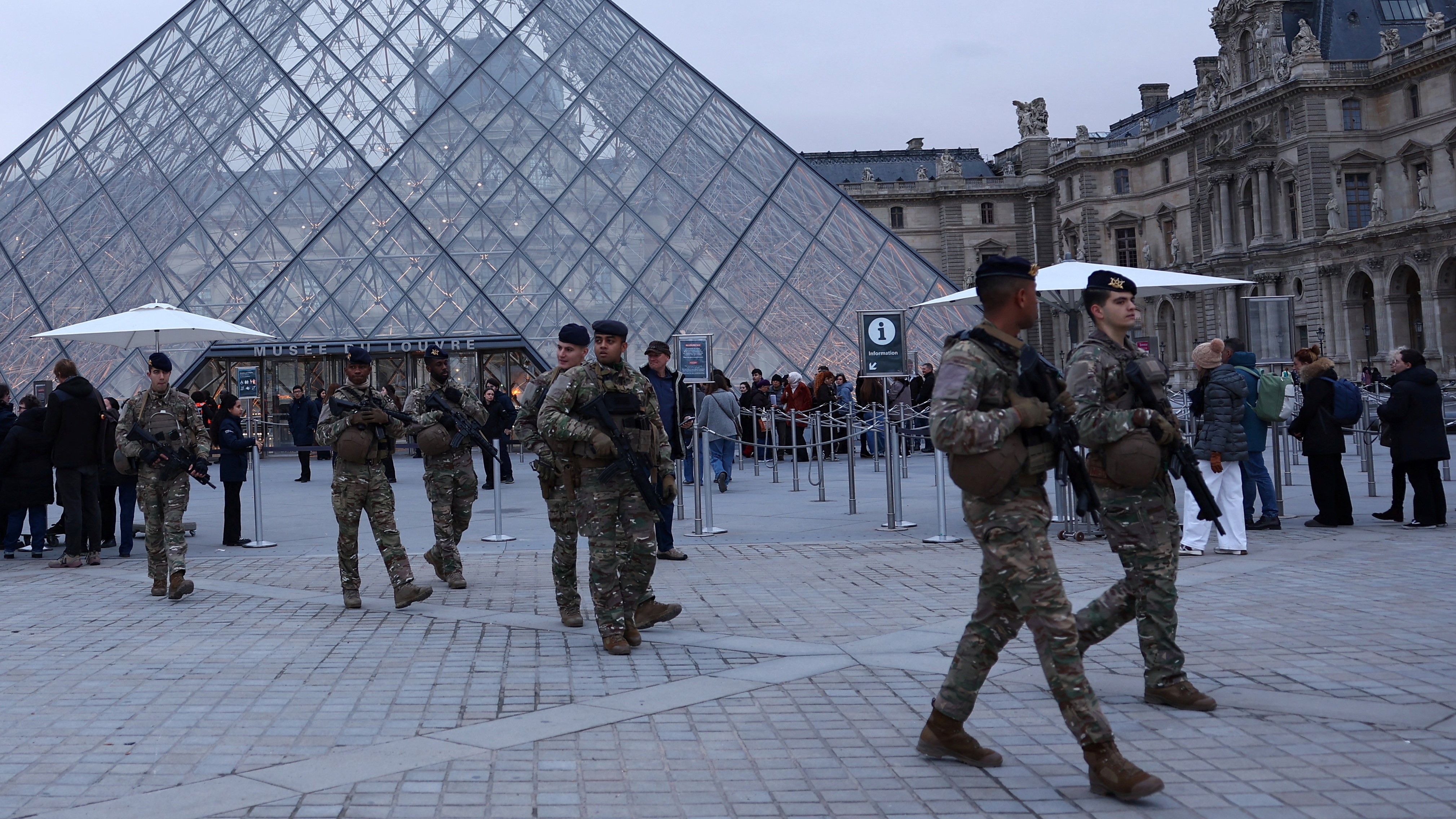 Soldados patrullan as proximidades do museo do Louvre, en París (Reutres/Abdul Saboor)