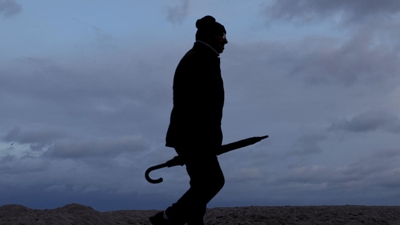 Home no paseo marítimo da Coruña (EFE) /En directo cámara web de Baiona da CSAG (Pontevedra)