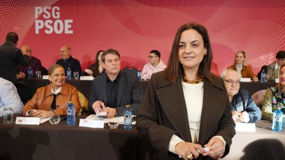 Carmela López, de pé, durante a xuntanza do Comité Nacional do PSdeG presidida por Gómez Besteiro (Álvaro Ballesteros-Europa Press)