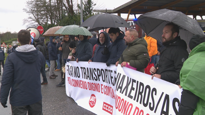 Concentración de protesta diante das cocheiras en Santiago