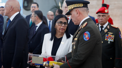 Delcy Rodríguez co ministro de Defensa na homenaxe aos soldados mortos na captura de Maduro