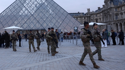 Soldados patrullan as proximidades do museo do Louvre, en París (Reutres/Abdul Saboor)
