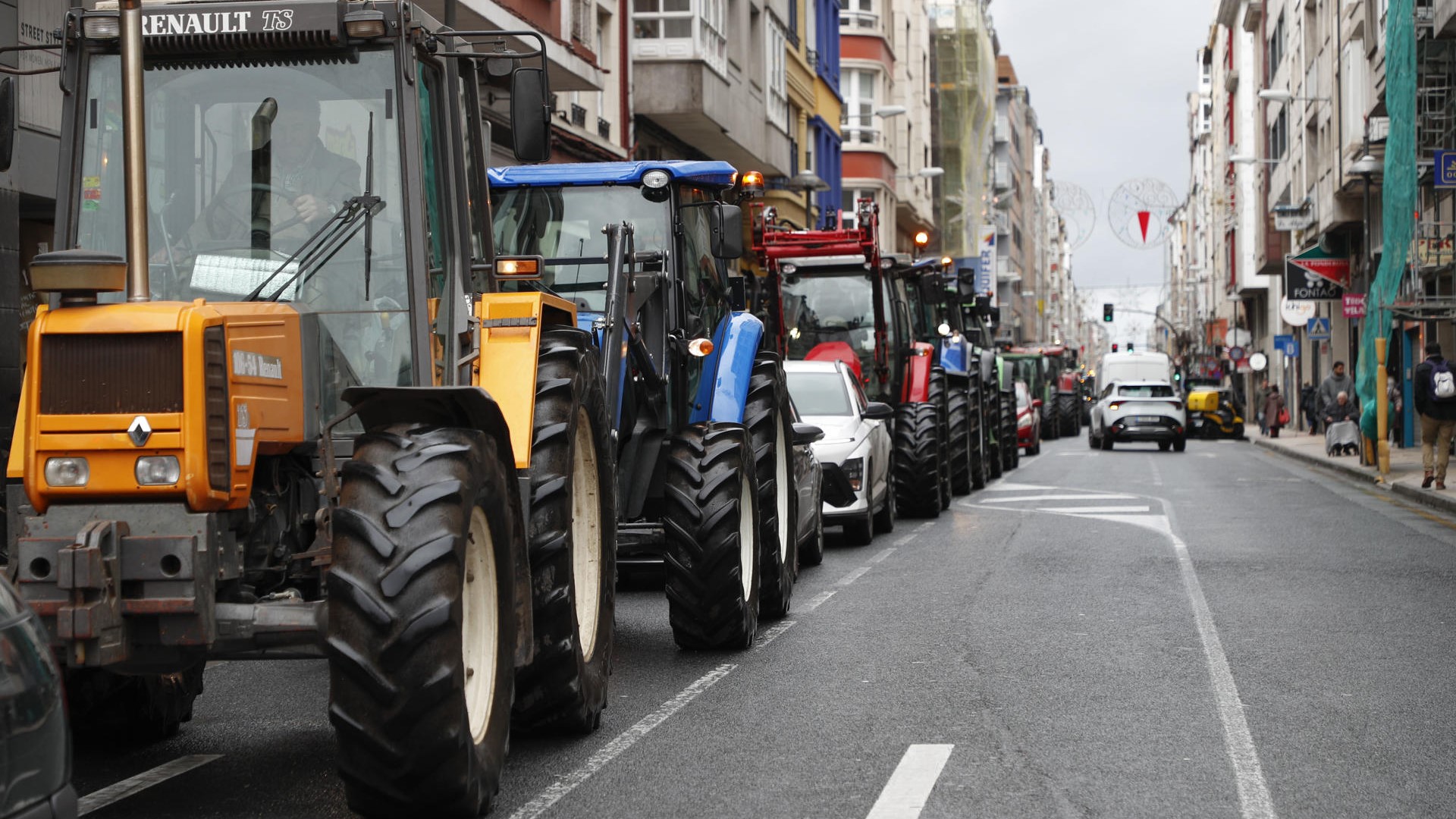 Os tractores ocupan por segundo día consecutivo o centro de Lugo (EFE/ Pedro Eliseo Agrelo Trigo)
