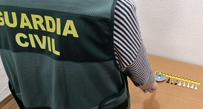 A Garda Civil atopou no establecemento nove envoltorios de cocaína