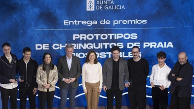 O presidente da Xunta, Alfonso Rueda (4i), pousa cos arquitectos finalistas do concurso de ideas paraO presidente da Xunta, Alfonso Rueda, pousa cos arquitectos finalistas do concurso de ideas para o deseño dun prototipo de bar de praia biosostible, este martes en Ribeira, A Coruña. EFE/Lavandeira jr