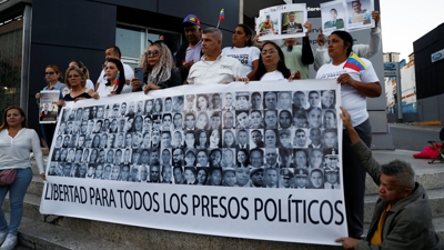 Familiares de presos reclaman a súa liberdade ás portas do centro de detención El Helicoide, en Caracas (Reuters/Fausto Torrealba)
