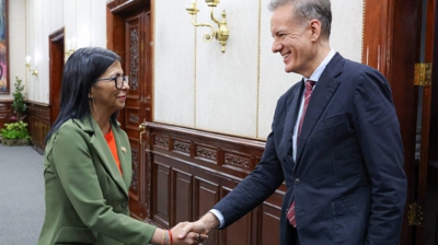 A presidenta encargada de Venezuela, Delcy Rodríguez, saúda o embaixador español en Caracas, Álvaro Albacete (Gobeno de Venezuela vía Europa Press)