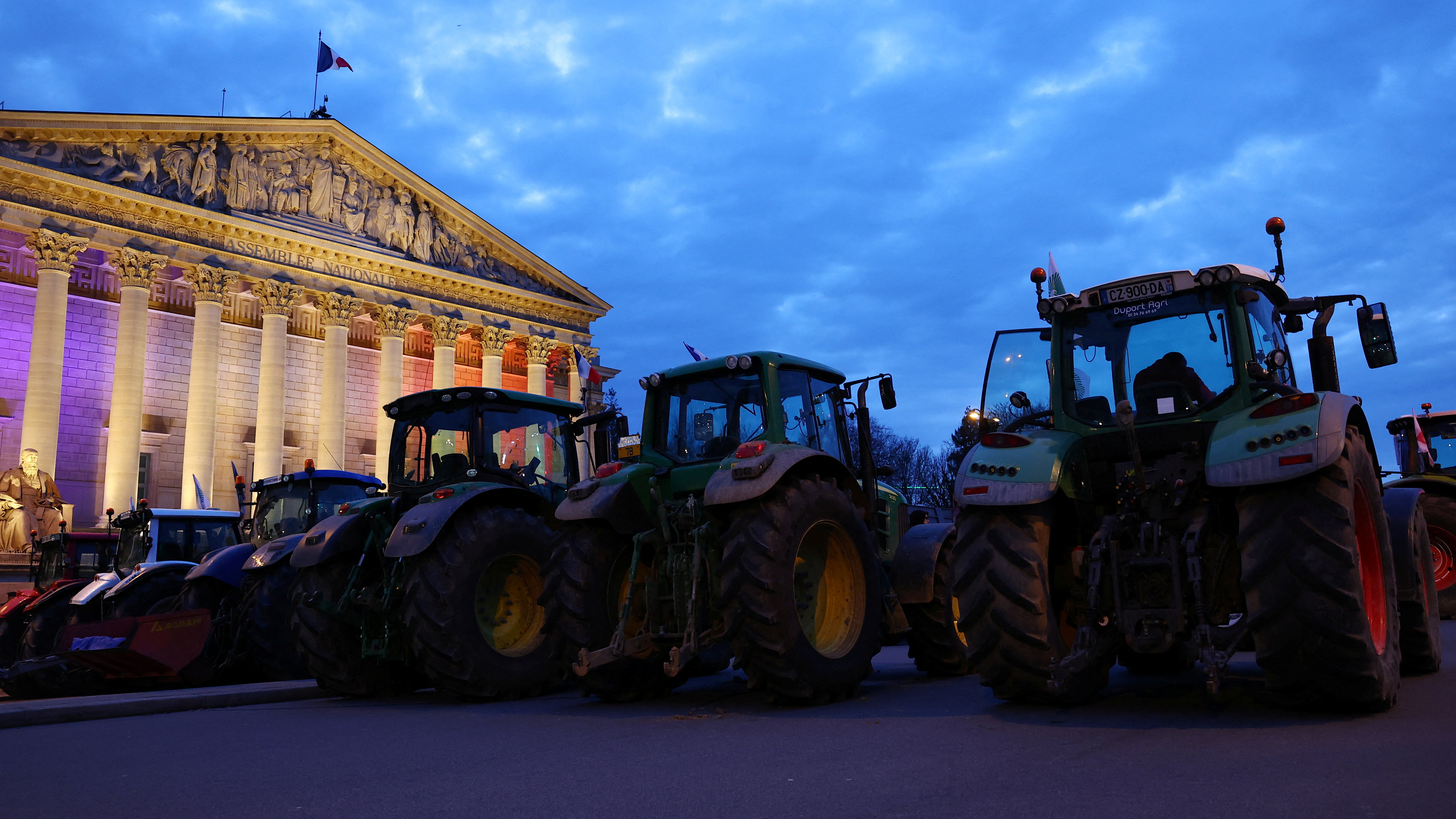 Tractores diante da Asemblea Nacional en París (REUTERS/Abdul Saboor)