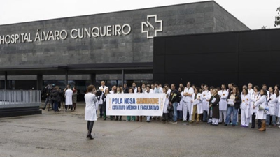 Protesta de médicos ás portas do Hospital Álvaro Cunqueiro de Vigo, este mércores (EFE/Salvador Sas)