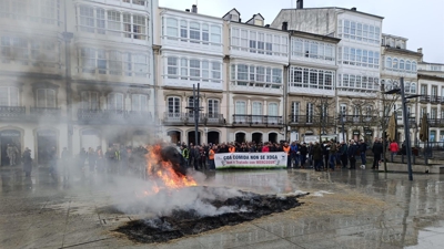 Protesta de gandeiros ante a sede da Deputación en Lugo-EUROPA PRESS