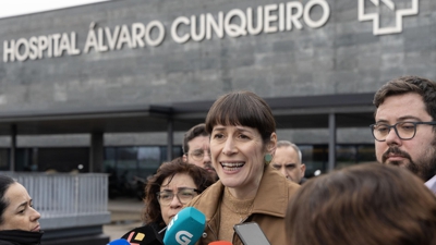 Ana Pontón atende aos medios ante as instalacións do Hospital Álvaro Cunqueiro tras a manifestación convocada polo sindicato O'Mega (EFE/ Salvador Sas)