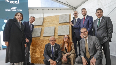 O presidente da Xunta, Alfonso Rueda; o secretario de Estado de Industria, Jordi Garcia Brustrenga; o embaixador da República Checa en España, Libor Secka; a CEO de XEAL, María Couto; o CEO de Energo Pro, Jakub Fajfr, e o delegado do Goberno, Pedro Blanco (EFE/Lavandeira jr)