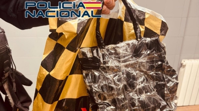 A  bolsa onde levaba o teléfono gravando ás vítimas ( Imaxe da Policía Nacional )