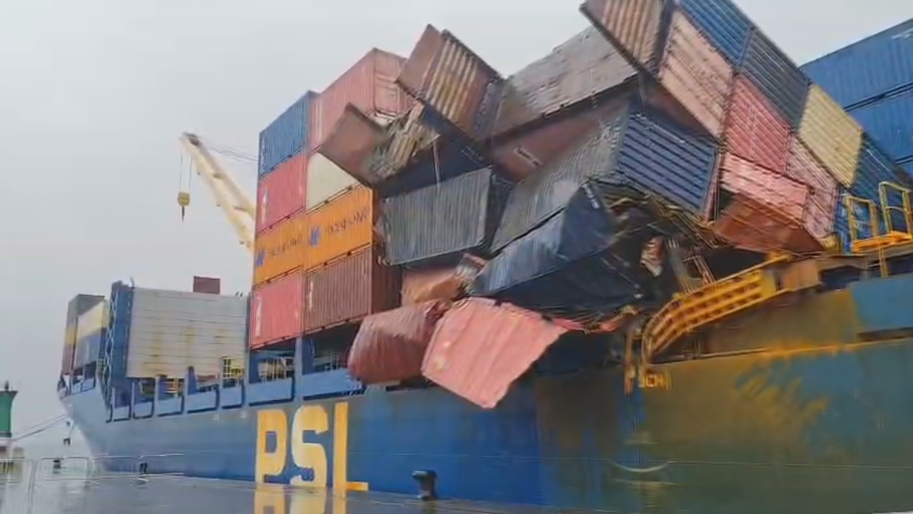 FOTO: Portacolectores en Vigo afectado polo mal tempo//EN DIRECTO: cámara web no porto de Ortigueira