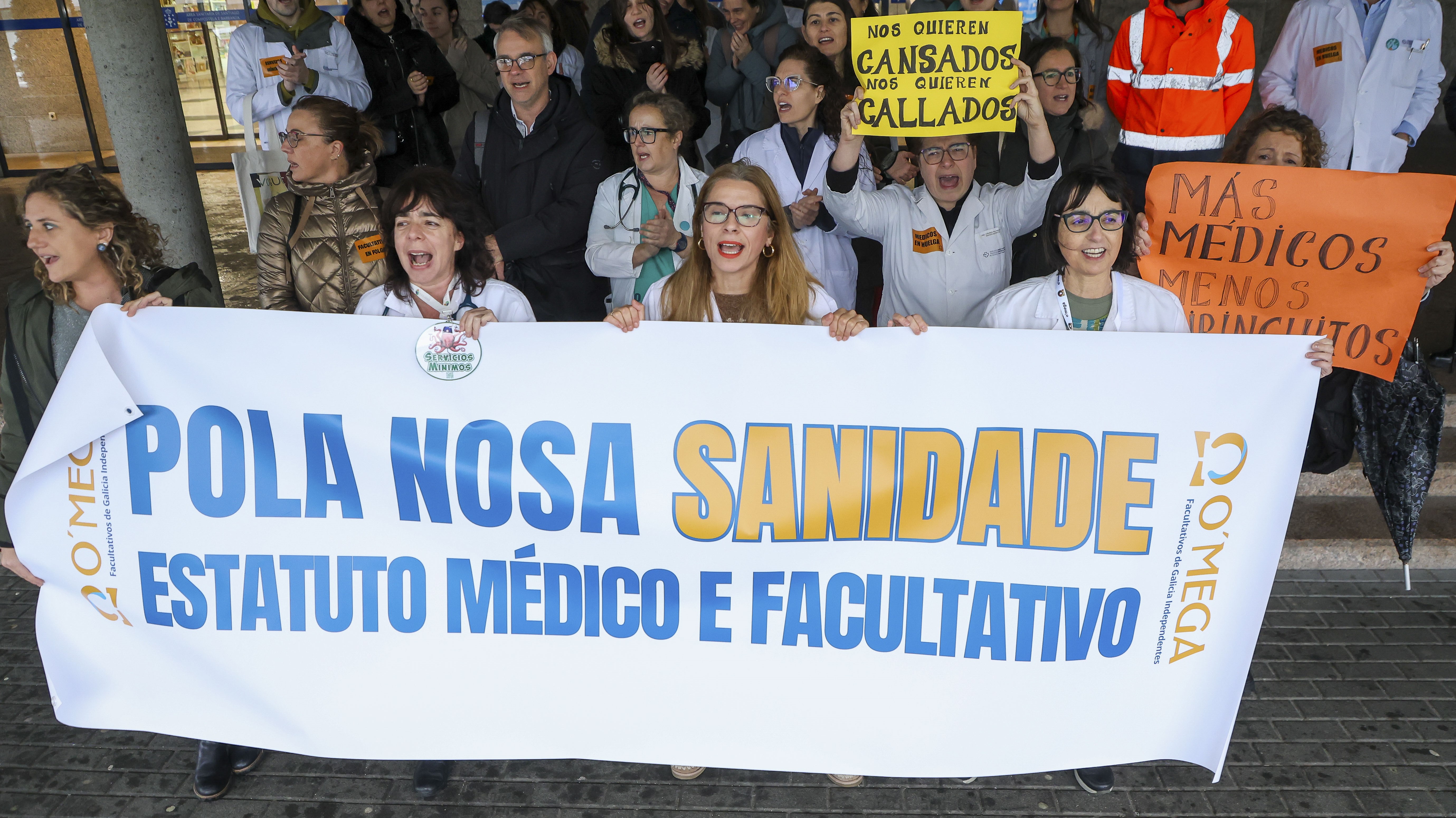 Médicos do sindicato O'Mega concentráronse esta mañá na entrada do Hospital Clínico de Santiago no segundo día de folga  (EFE/Xoán Rey)