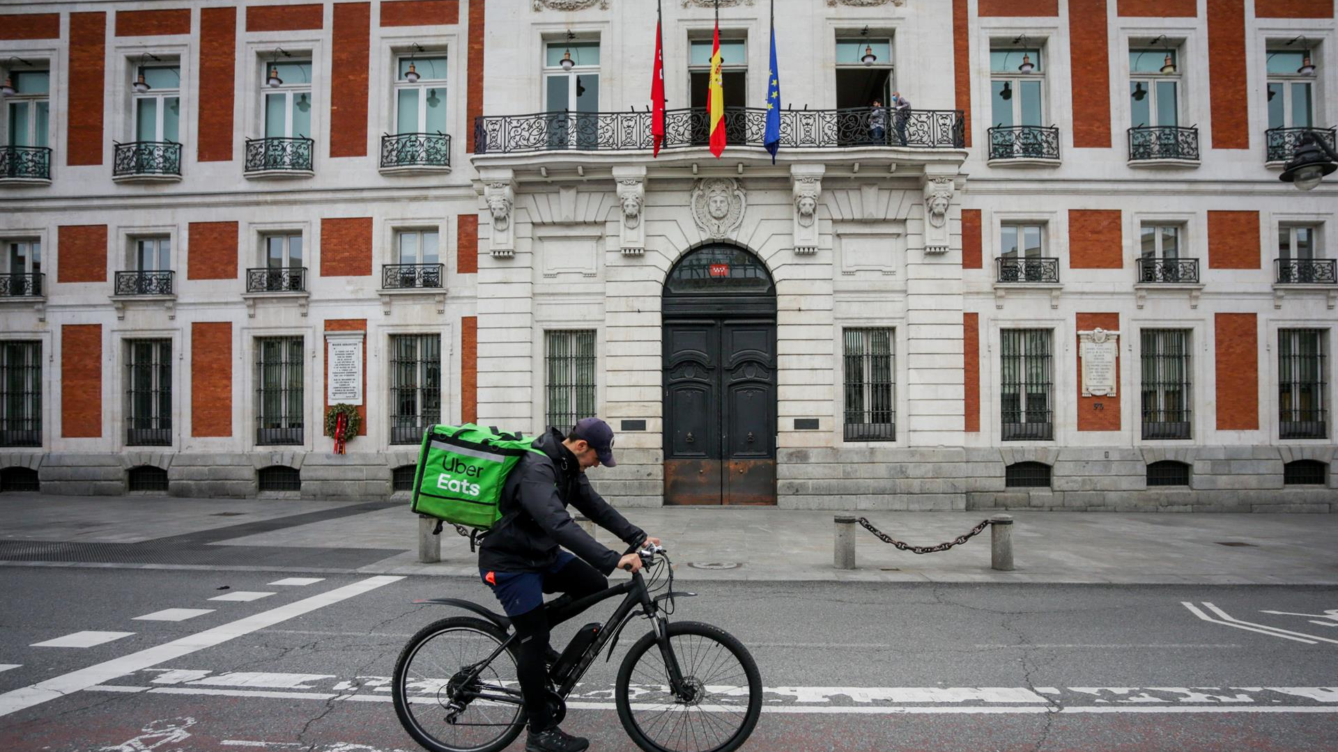 Imaxe dun traballador de Uber Eats en bicicleta (Ricardo Rubio/EuropaPress)
