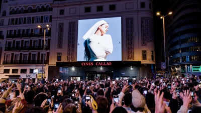 Decenas de persoas observan a portada do novo álbum de Rosalía, 'Lux', en Madrid ( Carlos Luján - Europa Press - Arquivo)