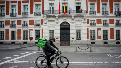 Imaxe dun traballador de Uber Eats en bicicleta ( Ricardo Rubio/ EuropaPress)