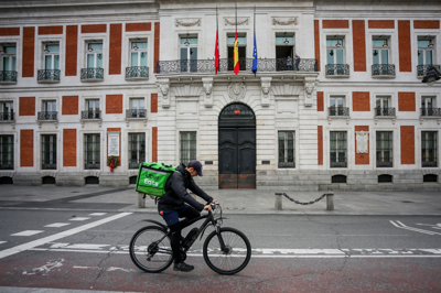 Imaxe dun traballador de Uber Eats en bicicleta ( Ricardo Rubio/ EuropaPress)
