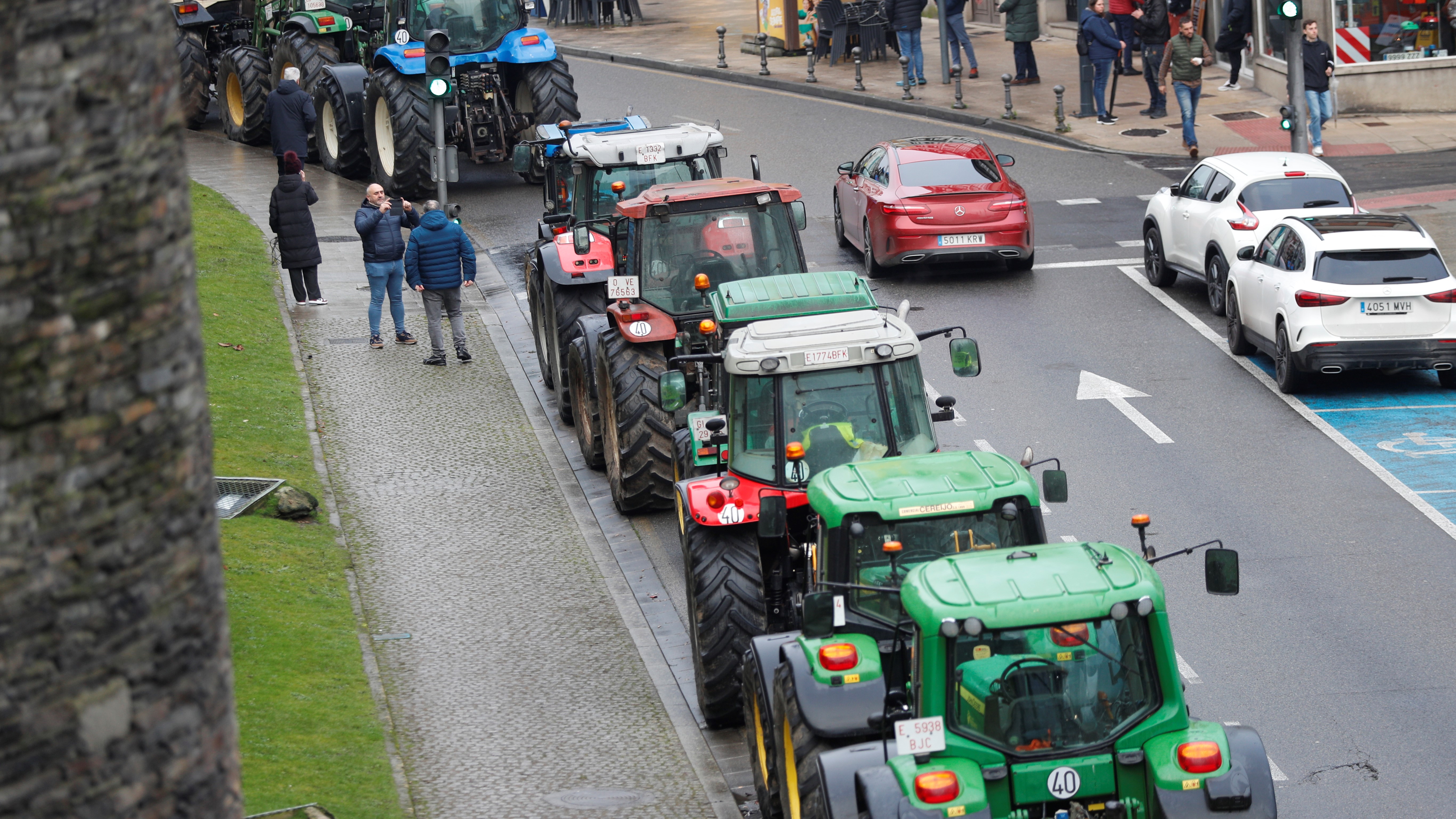 Tractores na rolda da Muralla de Lugo (EFE/Pedro Eliseo Agrelo Trigo)