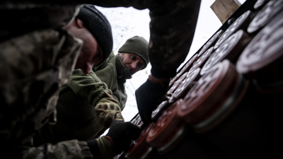 Soldados ucranianos preparando un ataque. Oleg Petrasiuk/REUTERS.