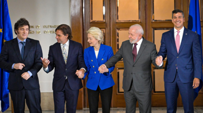 A presidenta da Comisión Europea cos presidentes asinantes do acordo. UE/Mer- Santiago Mazzarovich