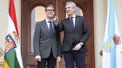 O presidente do goberno da Rioxa, Gonzalo Capellán, recibe o presidente da Xunta, Alfonso Rueda, á súa chegada este venres a Logroño. (EFE/ Raquel Manzanares)