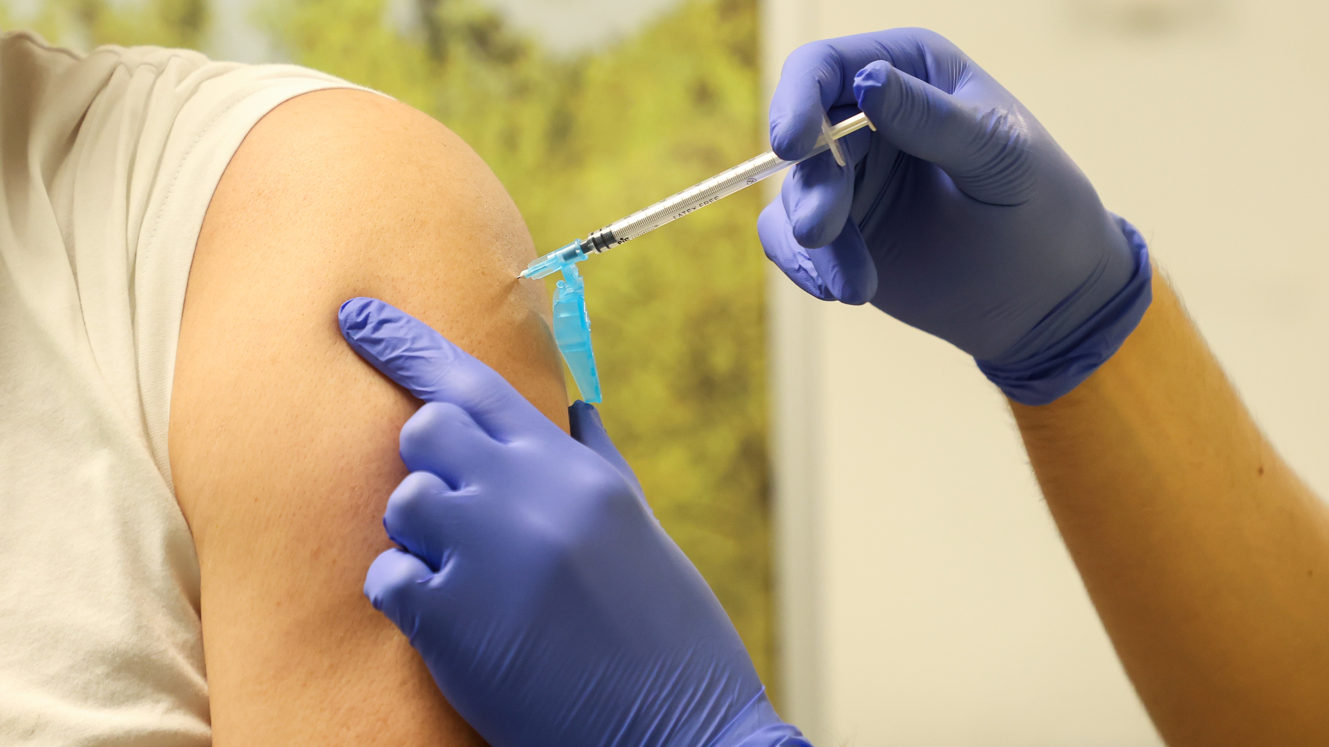 Un home recibe a vacina en Santiago. EFE/Xoán Rey