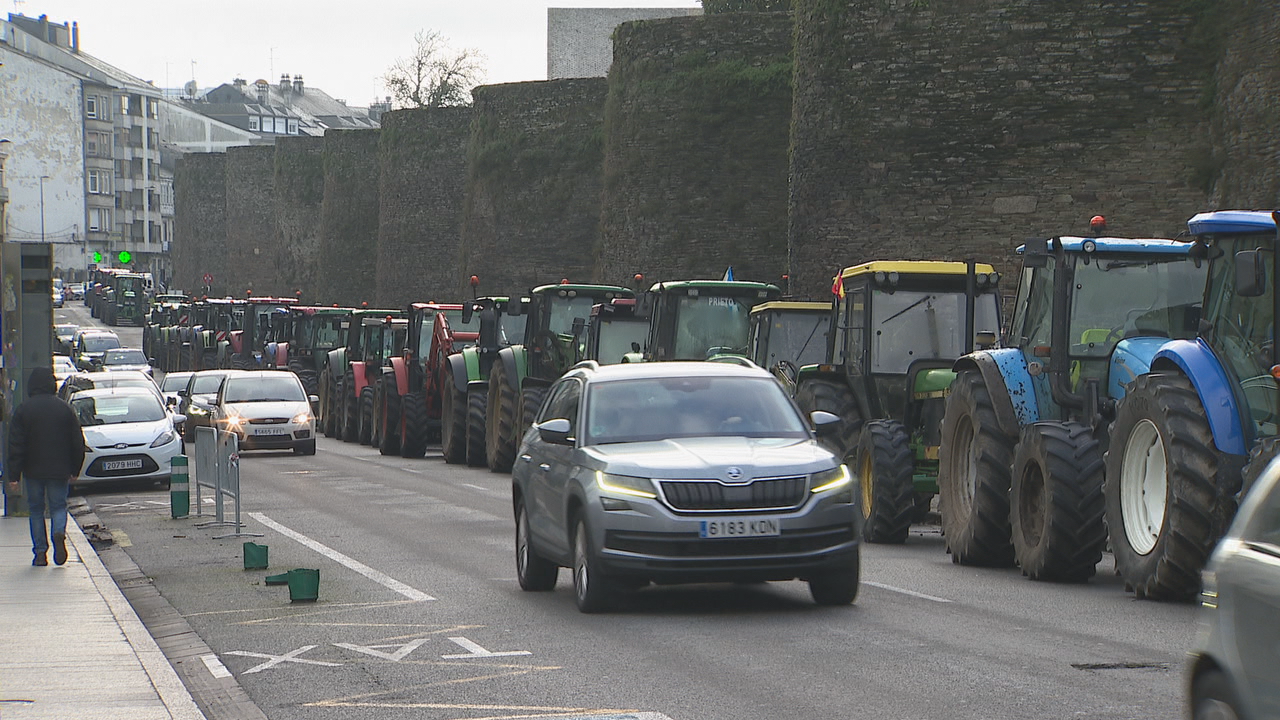 Vehículos agrícolas na muralla de Lugo