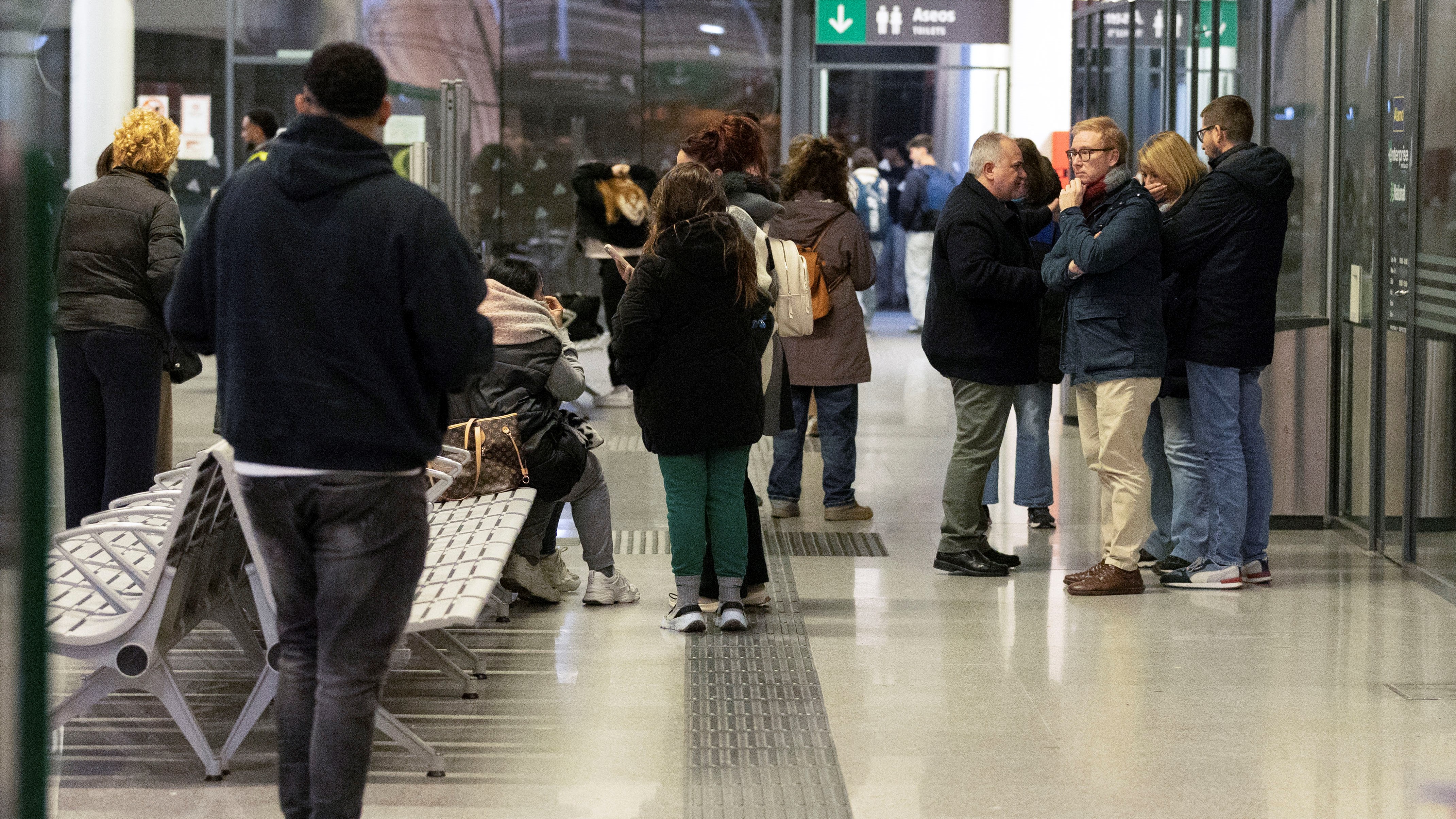 Familiares na estación de Huelva. EFE/Alberto Díaz
