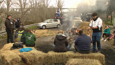 Os tractores bloquean unha das entradas á cidade de Ourense