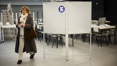 Unha muller vota nun colexio electoral de Lisboa. REUTERS/Pedro Nunes