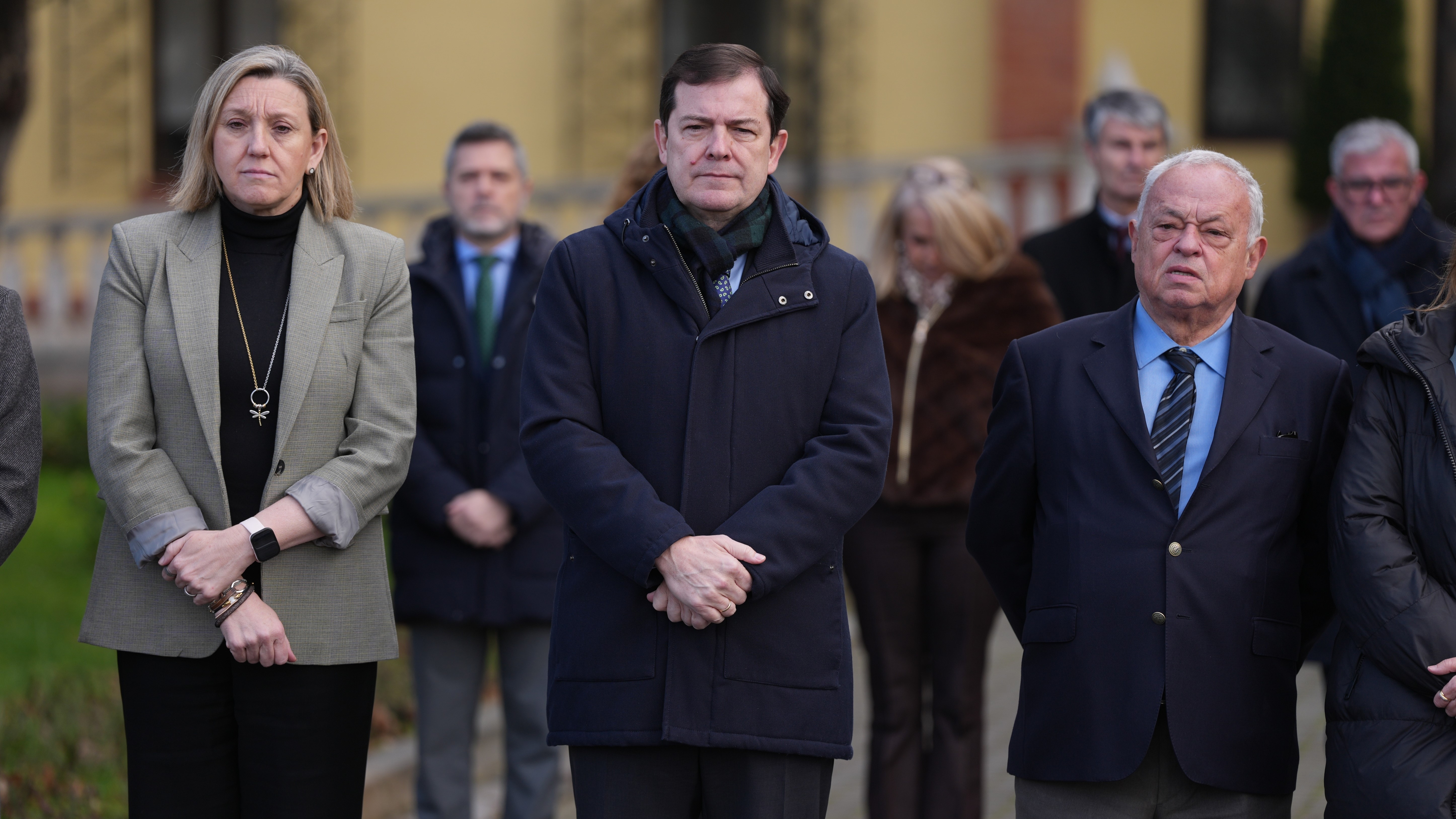 O presidente da Junta de Castela e León, Alfonso Fernández Mañueco, no minuto de silencio en memoria das vítimas do accidente ferroviario de Córdoba, este luns en Valladolid (Europa Press)