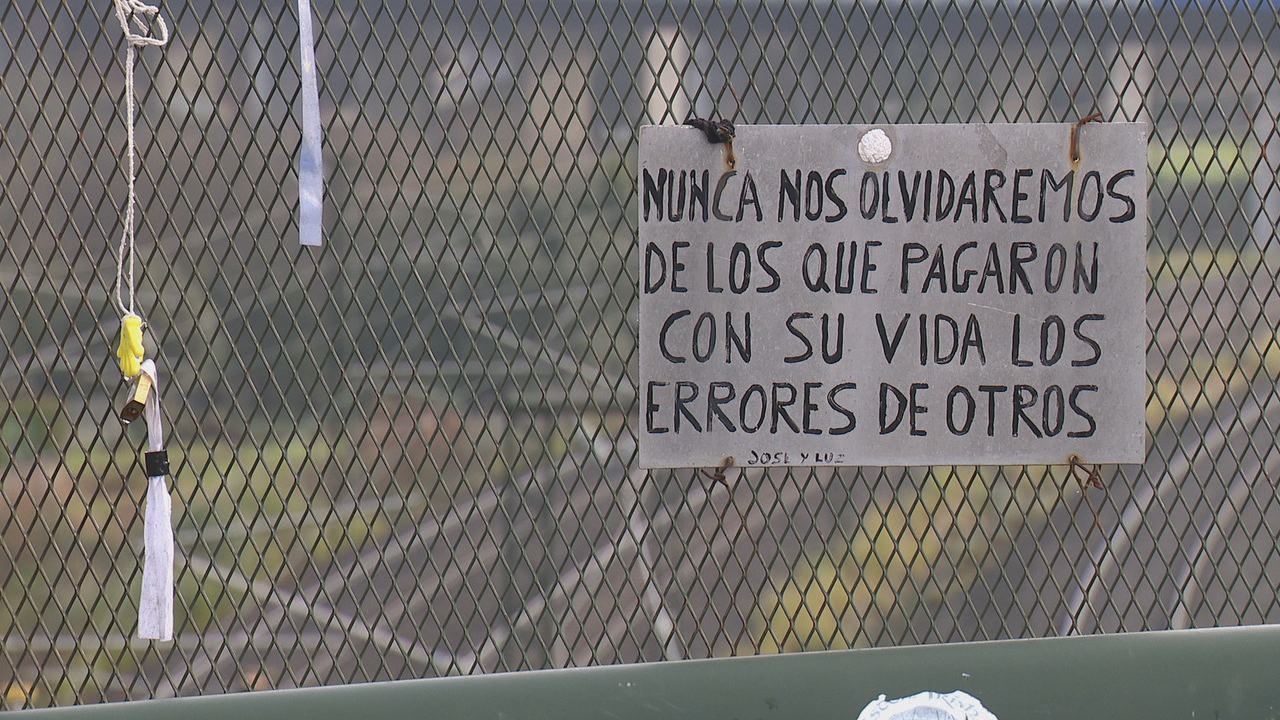 Case trece anos despois, en Angrois séguense renovando as referencias a traxedia do Alvia