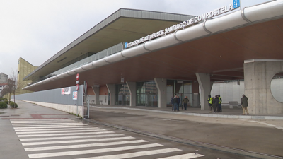 A estación de autobuses de Santiago cos andéns baleiros