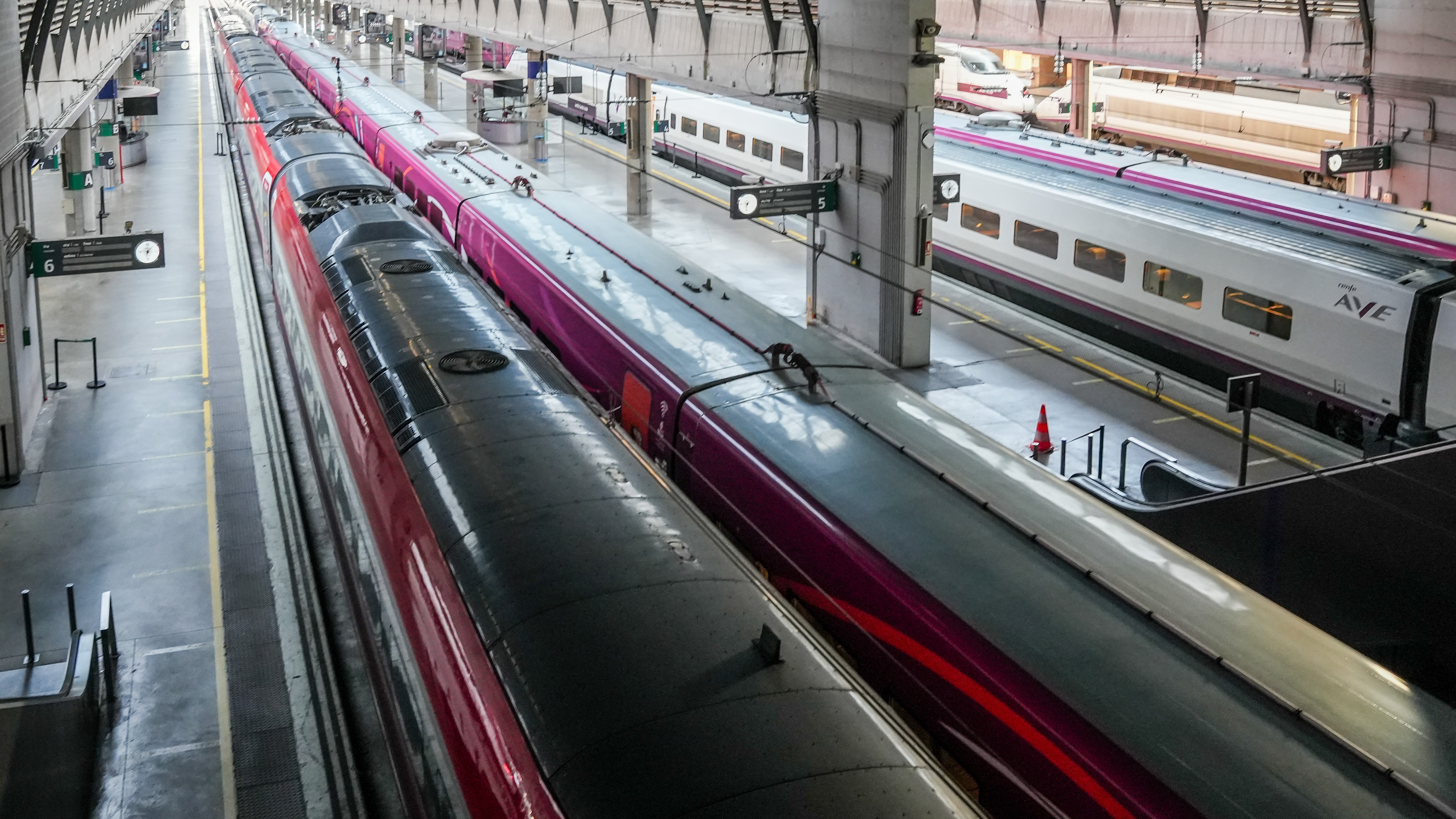 Trens parados na estación de Santa Justa, en Sevilla. Eduardo Briones / Europa Press