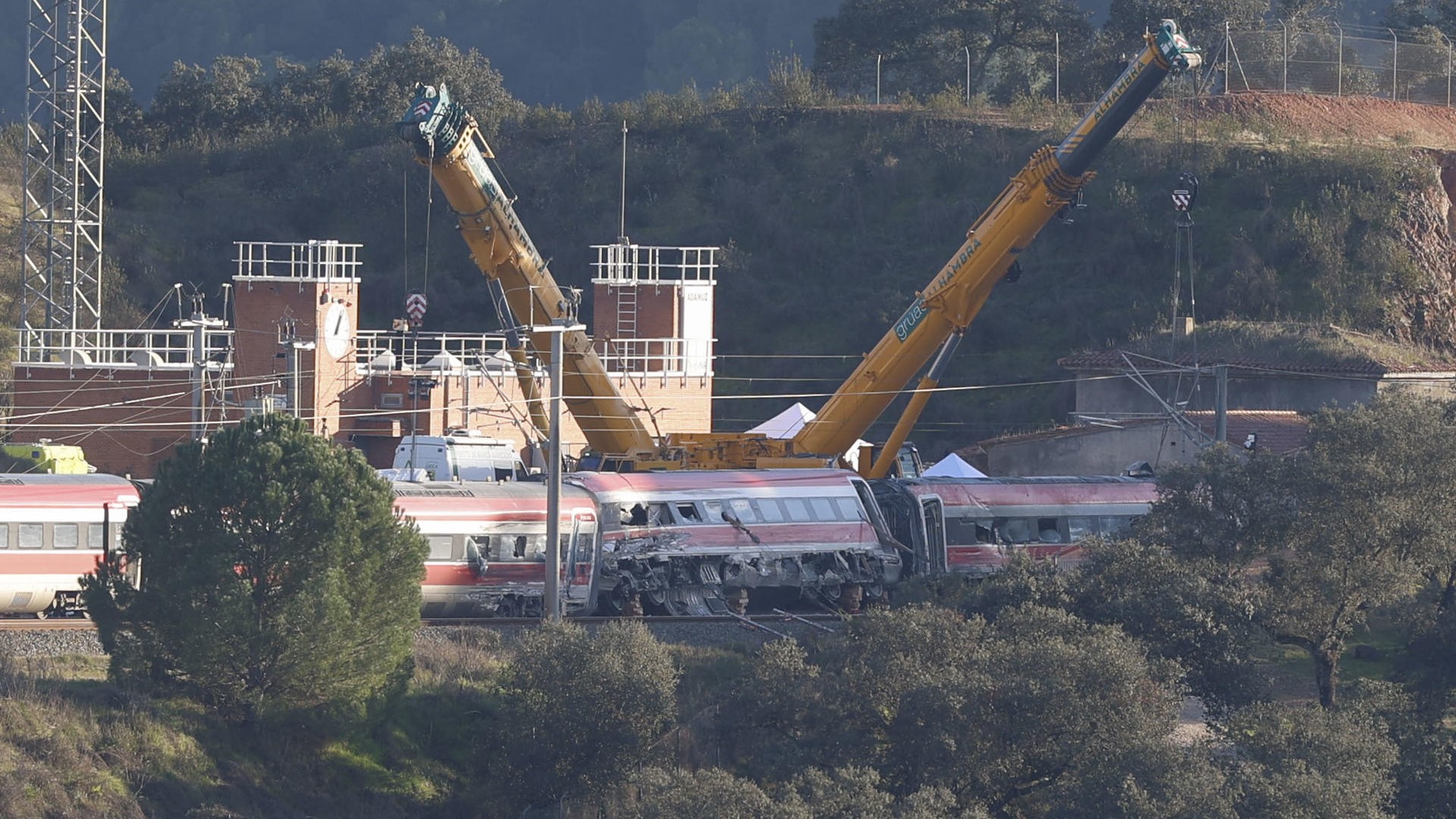 Imaxe dos guindastres traballando no lugar do sinistro (Efe)