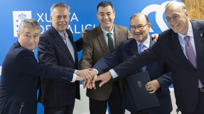 Os conselleiros de Educación, Román Rodríguez, e Sanidade, Antonio Gómez, asinan o convenio para a descentralización da docencia do grao de Medicina cos reotores das universidades; Manuel Reigosa (Universidade de Vigo), Antonio López (Universidade de Santiago de Compostela) e Ricardo Cao (EFE/Lavandeira jr)