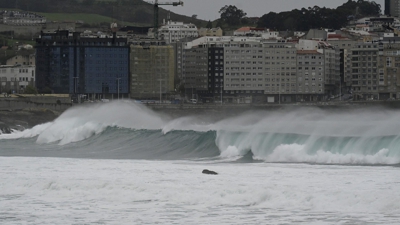 Imaxe das ondas da Coruña, hoxe, martes 20 de xaneiro (EFE/Moncho Fuentes)