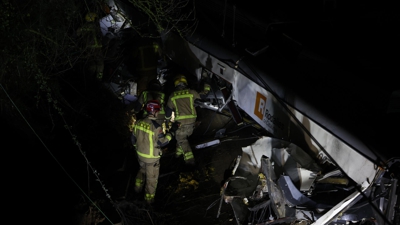 Bombeiros traballan no tren accidentado en Gelida, Barcelona. EFE/Alberto Estévez