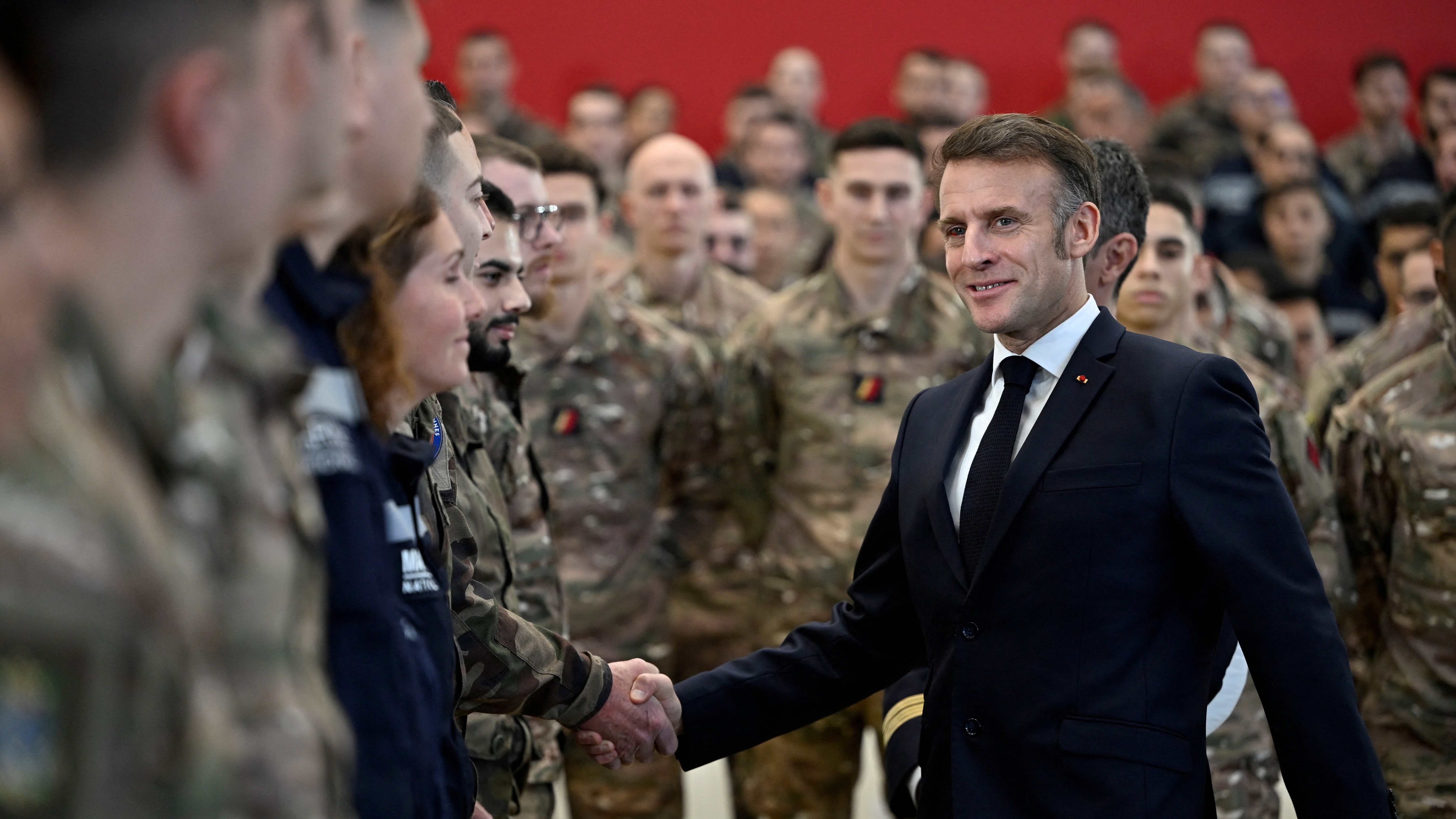Imaxe de Macron cos militares da base do exército aéreo o 15 de xaneiro ( vía Reuters)