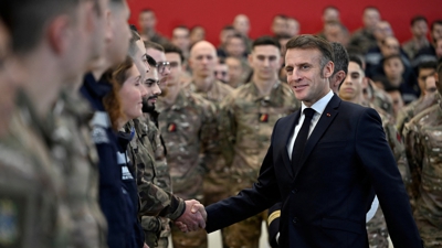 Imaxe de Macron cos militares da base do exército aéreo o 15 de xaneiro ( vía Reuters)