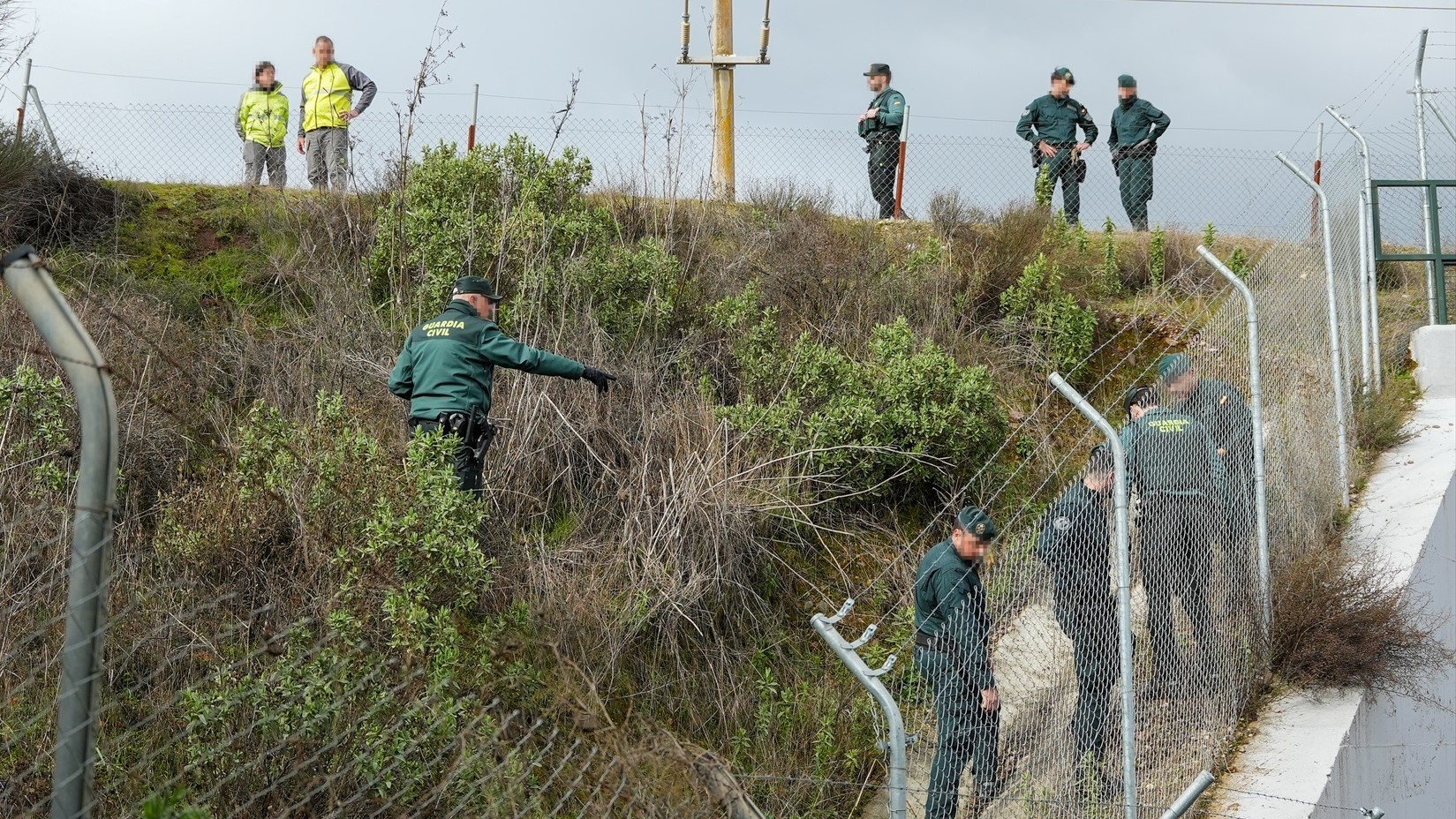 Axentes da Garda Civil durante a busca para localizar as dúas persoas desaparecidas restantes (EUROPAPRESS/Francisco J.Olmo)