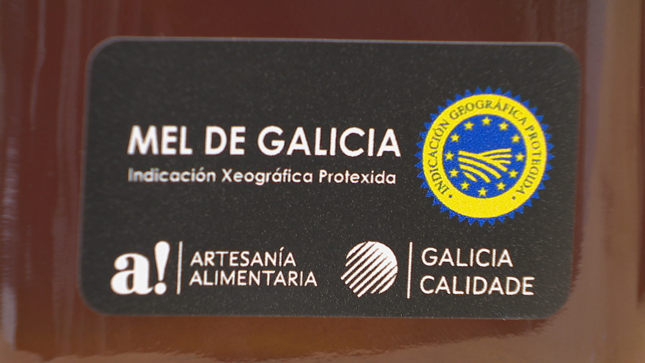 Os tres selos que loce este mel galego